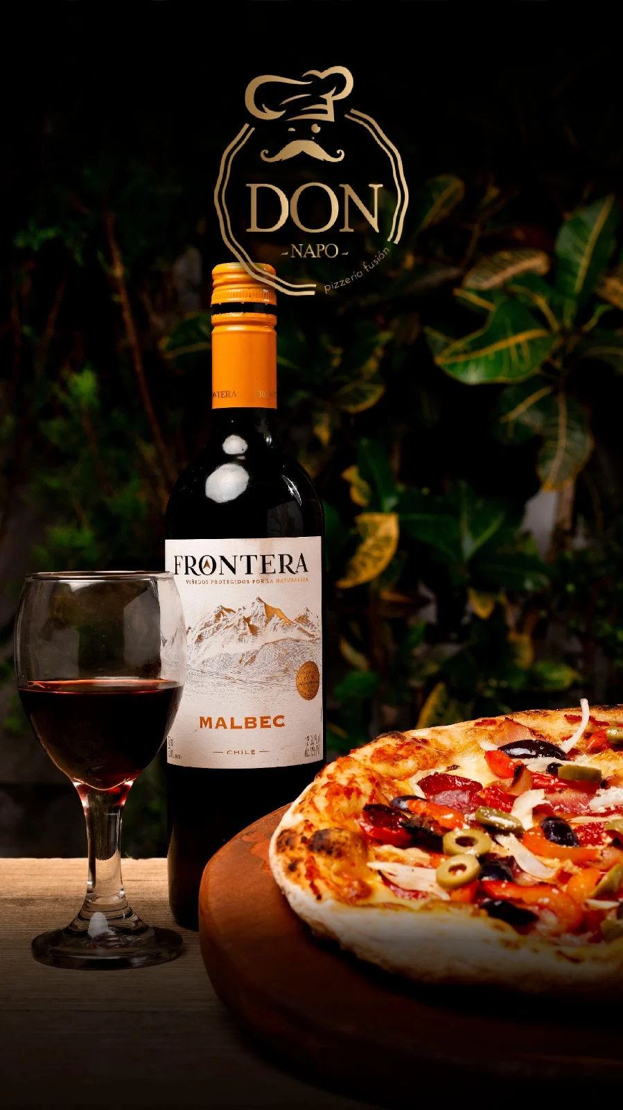 Una pizza Don Napo acompañada de una copa de vino